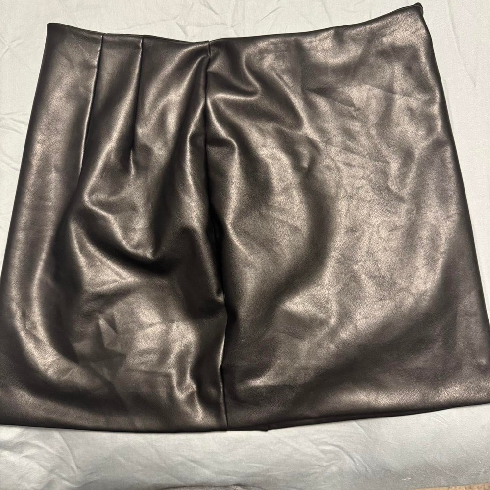 Black leather‎ skirt